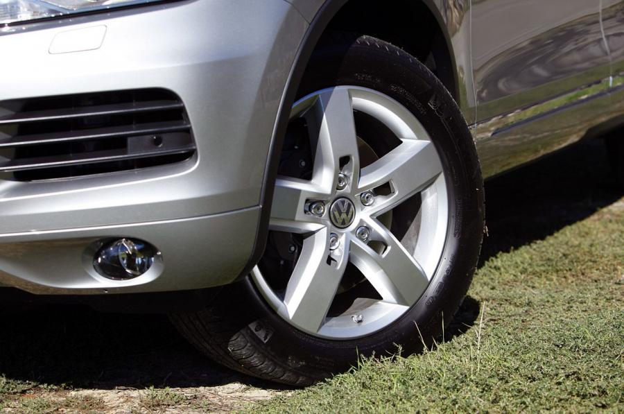  Volkswagen Touareg Hybrid 2011 года  (фото 39 из 49)